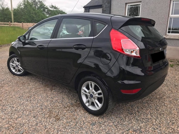 Nhà mình cần bán chiếc Ford Fiesta 2015 số tự động màu đen đẹp long lanh