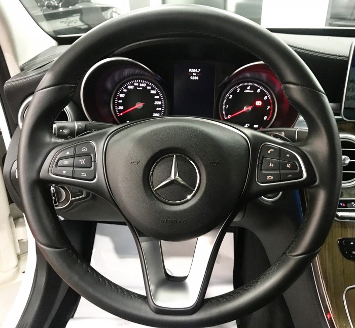 Bán Mercedes C250 2017 màu Trắng chạy lướt giá tốt