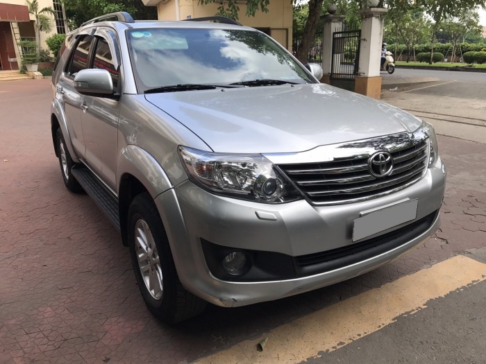 Cần bán xe Fortuner 2013 số tự động máy xăng đẹp long lanh
