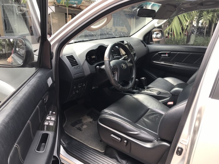 Cần bán xe Fortuner 2013 số tự động máy xăng đẹp long lanh