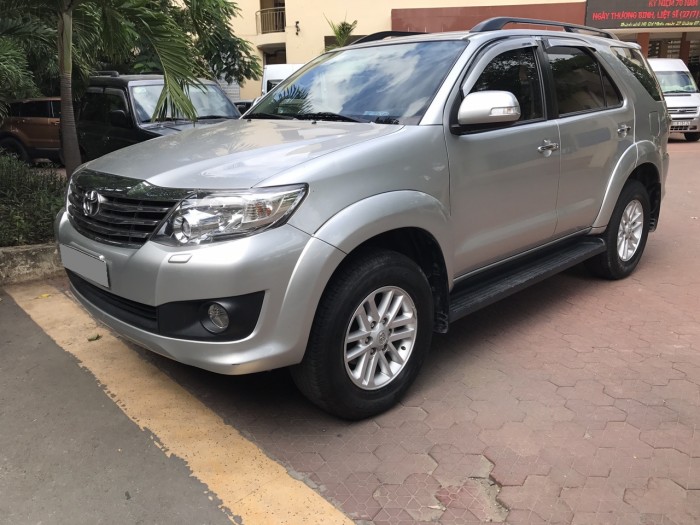 Cần bán xe Fortuner 2013 số tự động máy xăng đẹp long lanh