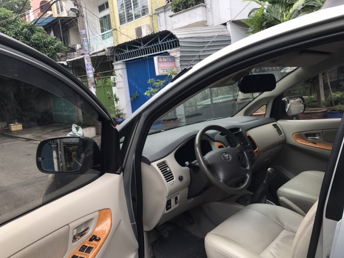 Cần bán xe Innova 2012 GS Vip bản số sàn màu bạc xe đẹp