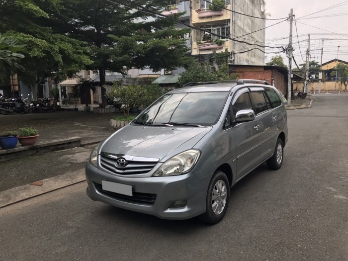 Cần bán xe Innova 2012 GS Vip bản số sàn màu bạc xe đẹp
