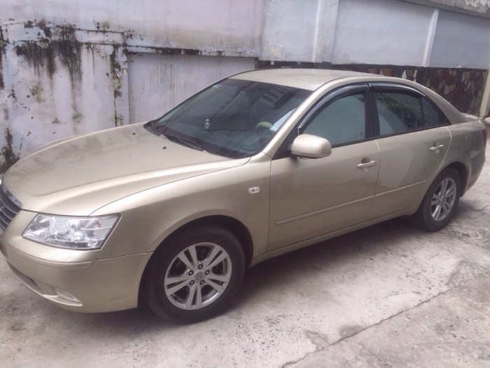 Cần bán xe Hyundai Sonata 2009 số sàn màu vàng