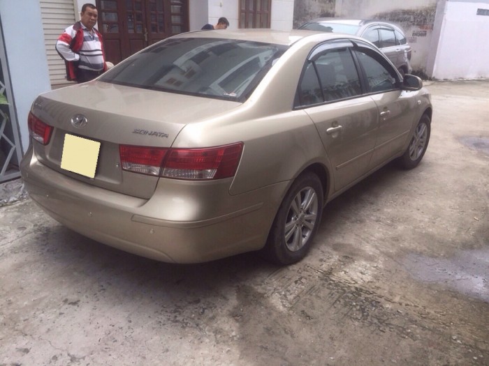 Cần bán xe Hyundai Sonata 2009 số sàn màu vàng