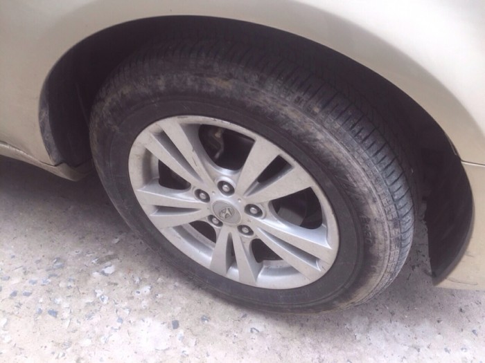Cần bán xe Hyundai Sonata 2009 số sàn màu vàng