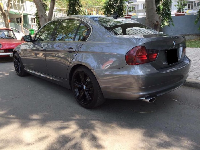 Kẹt tiền bán con Bmw 320i 2010 màu xám xe lăn bánh 60.000km