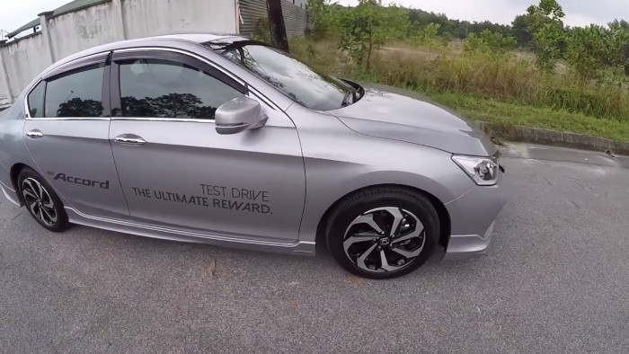 Cần bán gấp xe Honda Accord 2.4L màu bạc model 2017 nhập khẩu