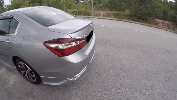 Cần bán gấp xe Honda Accord 2.4L màu bạc model 2017 nhập khẩu