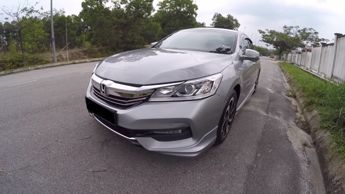 Cần bán gấp xe Honda Accord 2.4L màu bạc model 2017 nhập khẩu