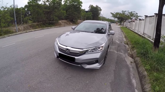 Cần bán gấp xe Honda Accord 2.4L màu bạc model 2017 nhập khẩu