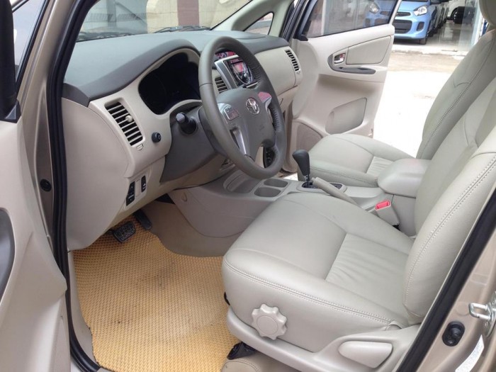 Nhà cần bán xe Innova G 2014 màu vàng số tự động xe đẹp nguyên zin