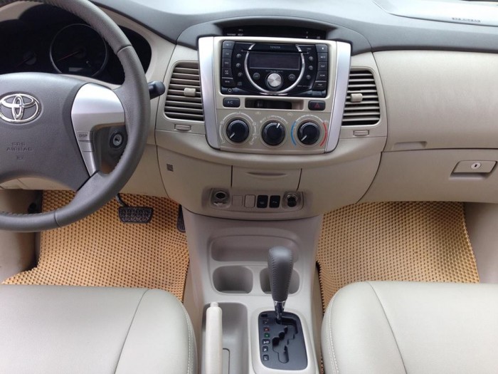 Nhà cần bán xe Innova G 2014 màu vàng số tự động xe đẹp nguyên zin