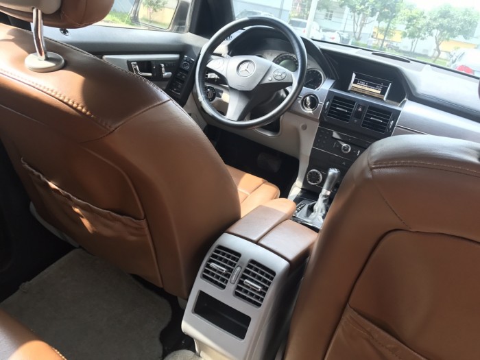 Cần bán xe Mercedes GLK 300 4Matic 2011 màu nâu nhà ít đi