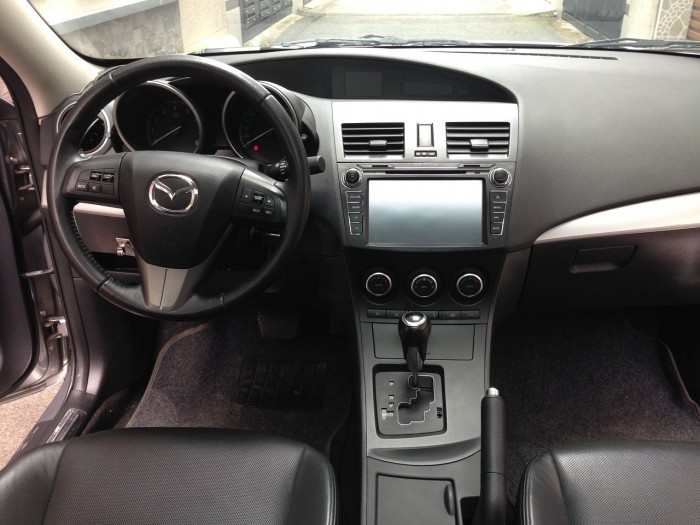 Nhà mình cần bán xe Mazda 3 sedan 2015 số tự động màu bạc