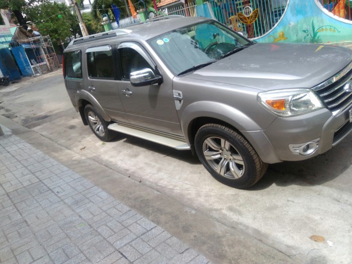 Bán Ford Everest 2011 chạy dầu số tự động màu xám bạc