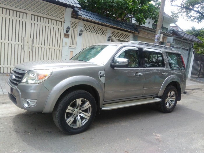 Bán Ford Everest 2011 chạy dầu số tự động màu xám bạc