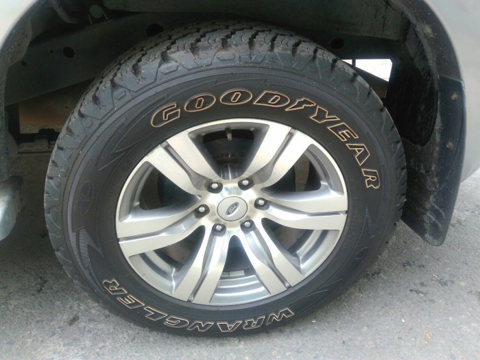 Bán Ford Everest 2011 chạy dầu số tự động màu xám bạc