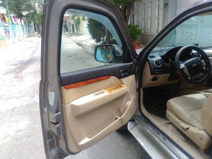 Bán Ford Everest 2011 chạy dầu số tự động màu xám bạc