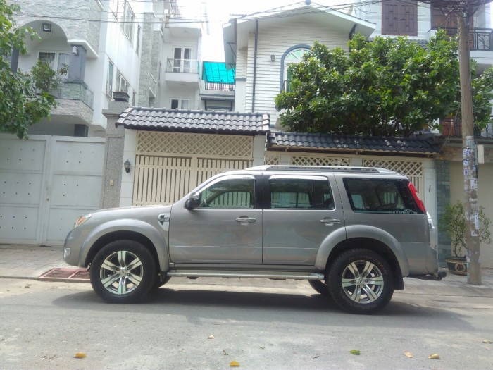 Bán Ford Everest 2011 chạy dầu số tự động màu xám bạc