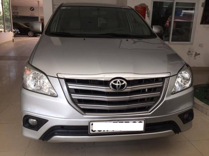 Bán xe ô tô  Innova 2.0E, màu bạc, sản xuất 2015