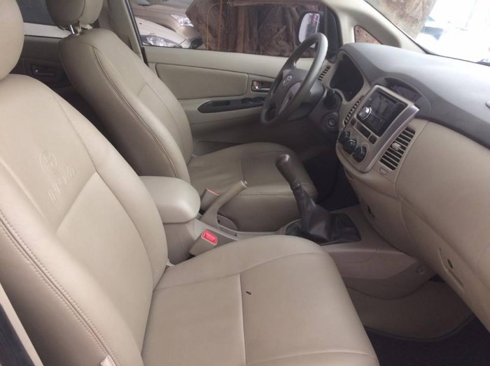 Bán xe ô tô  Innova 2.0E, màu bạc, sản xuất 2015