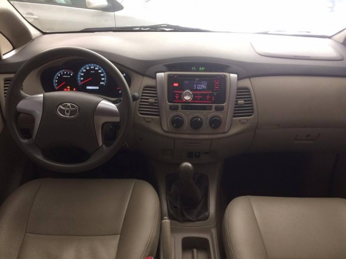 Bán xe ô tô  Innova 2.0E, màu bạc, sản xuất 2015