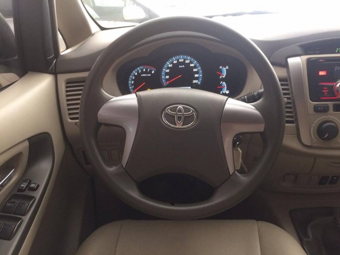 Bán xe ô tô  Innova 2.0E, màu bạc, sản xuất 2015