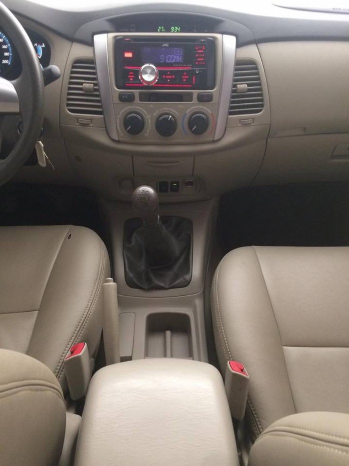 Bán xe ô tô  Innova 2.0E, màu bạc, sản xuất 2015