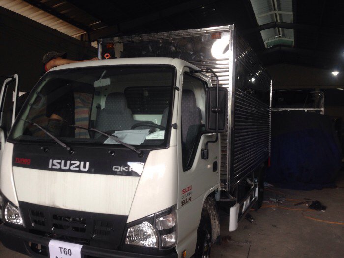 Xe Isuzu 2,2 tấn thùng kín, giao xe ngay