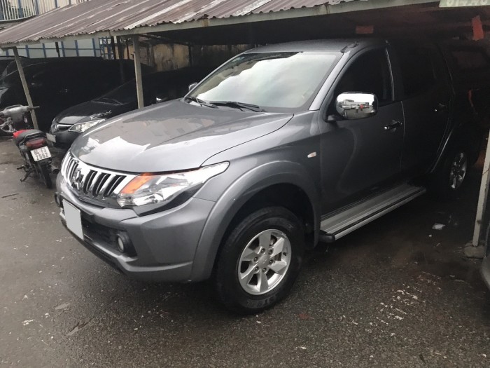 Cần bán gấp xe Mitsubishi Triton 2016 số tự động máy dầu màu xám
