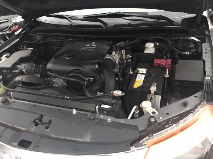 Cần bán gấp xe Mitsubishi Triton 2016 số tự động máy dầu màu xám