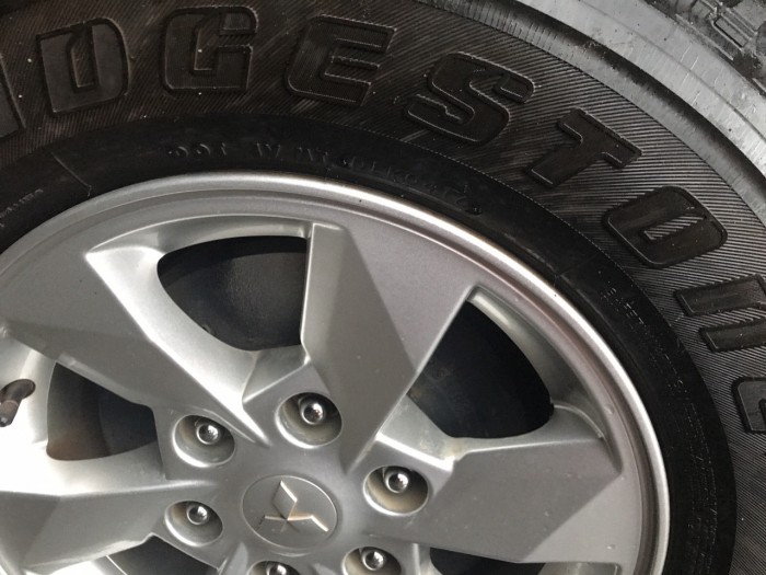 Cần bán gấp xe Mitsubishi Triton 2016 số tự động máy dầu màu xám