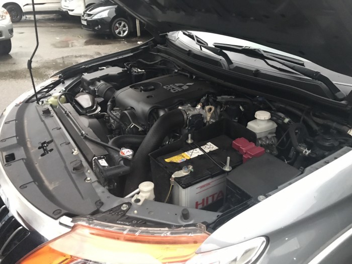 Cần bán gấp xe Mitsubishi Triton 2016 số tự động máy dầu màu xám