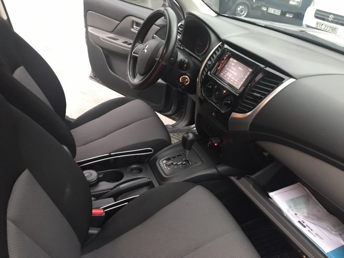 Cần bán gấp xe Mitsubishi Triton 2016 số tự động máy dầu màu xám