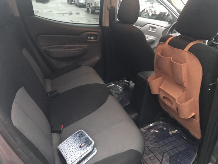 Cần bán gấp xe Mitsubishi Triton 2016 số tự động máy dầu màu xám