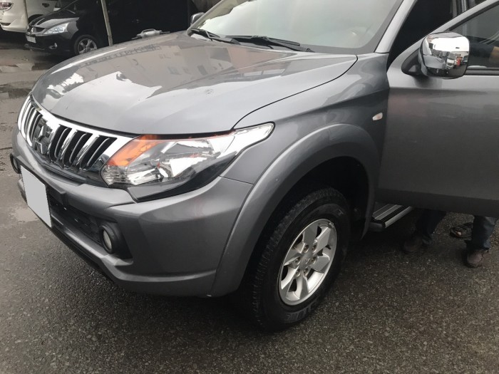 Cần bán gấp xe Mitsubishi Triton 2016 số tự động máy dầu màu xám
