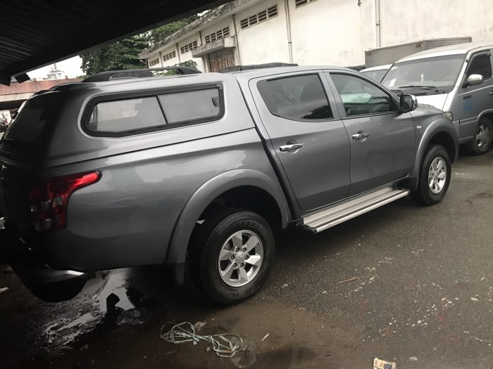Cần bán gấp xe Mitsubishi Triton 2016 số tự động máy dầu màu xám