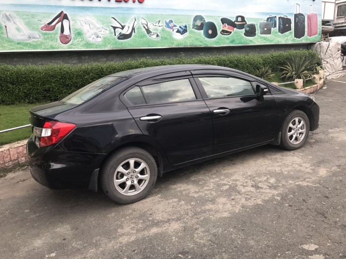 Tôi cần bán xe Honda Civic 2015 số tự động 1.8 màu đen đẹp tuyệt.