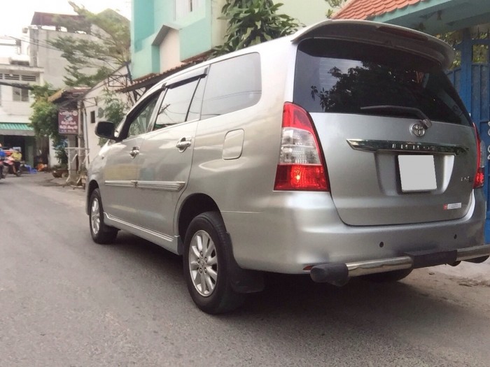 Cần bán xe Toyota Innova 2014 số sàn màu bạc zin nguyên bản