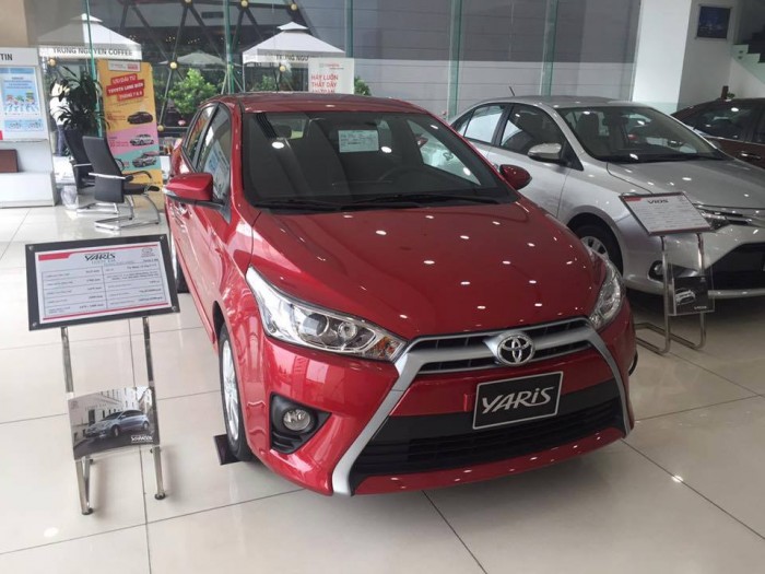 Bán xe Toyota Yaris màu đỏ 2017 kí xe giao ngay