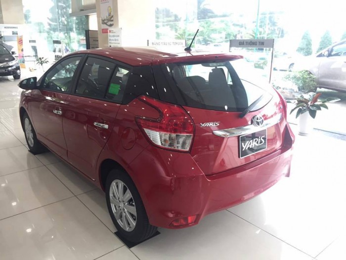 Bán xe Toyota Yaris màu đỏ 2017 kí xe giao ngay