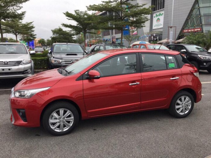 Bán xe Toyota Yaris màu đỏ 2017 kí xe giao ngay