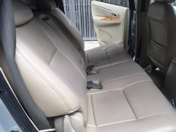 Nhà cần bán Innova 2008 số sàn màu bạc xe gia đình dùng giữ kỹ.
