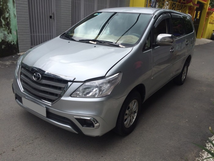 Nhà cần bán Innova 2008 số sàn màu bạc xe gia đình dùng giữ kỹ.