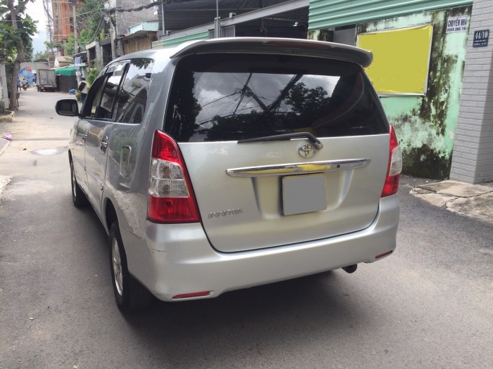 Nhà cần bán Innova 2008 số sàn màu bạc xe gia đình dùng giữ kỹ.