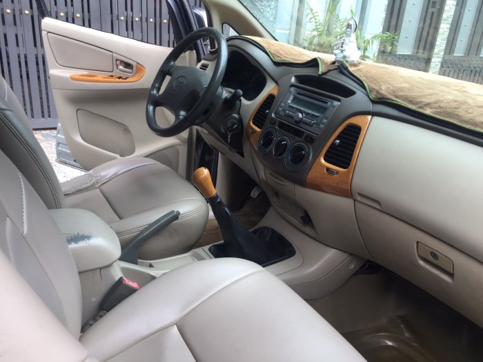 Nhà cần bán Innova 2008 số sàn màu bạc xe gia đình dùng giữ kỹ.