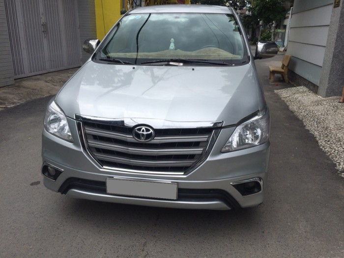 Nhà cần bán Innova 2008 số sàn màu bạc xe gia đình dùng giữ kỹ.