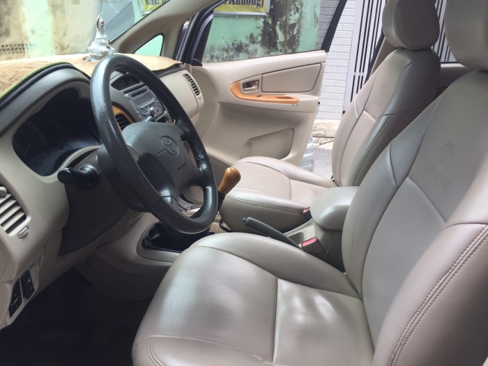 Nhà cần bán Innova 2008 số sàn màu bạc xe gia đình dùng giữ kỹ.