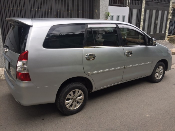 Nhà cần bán Innova 2008 số sàn màu bạc xe gia đình dùng giữ kỹ.
